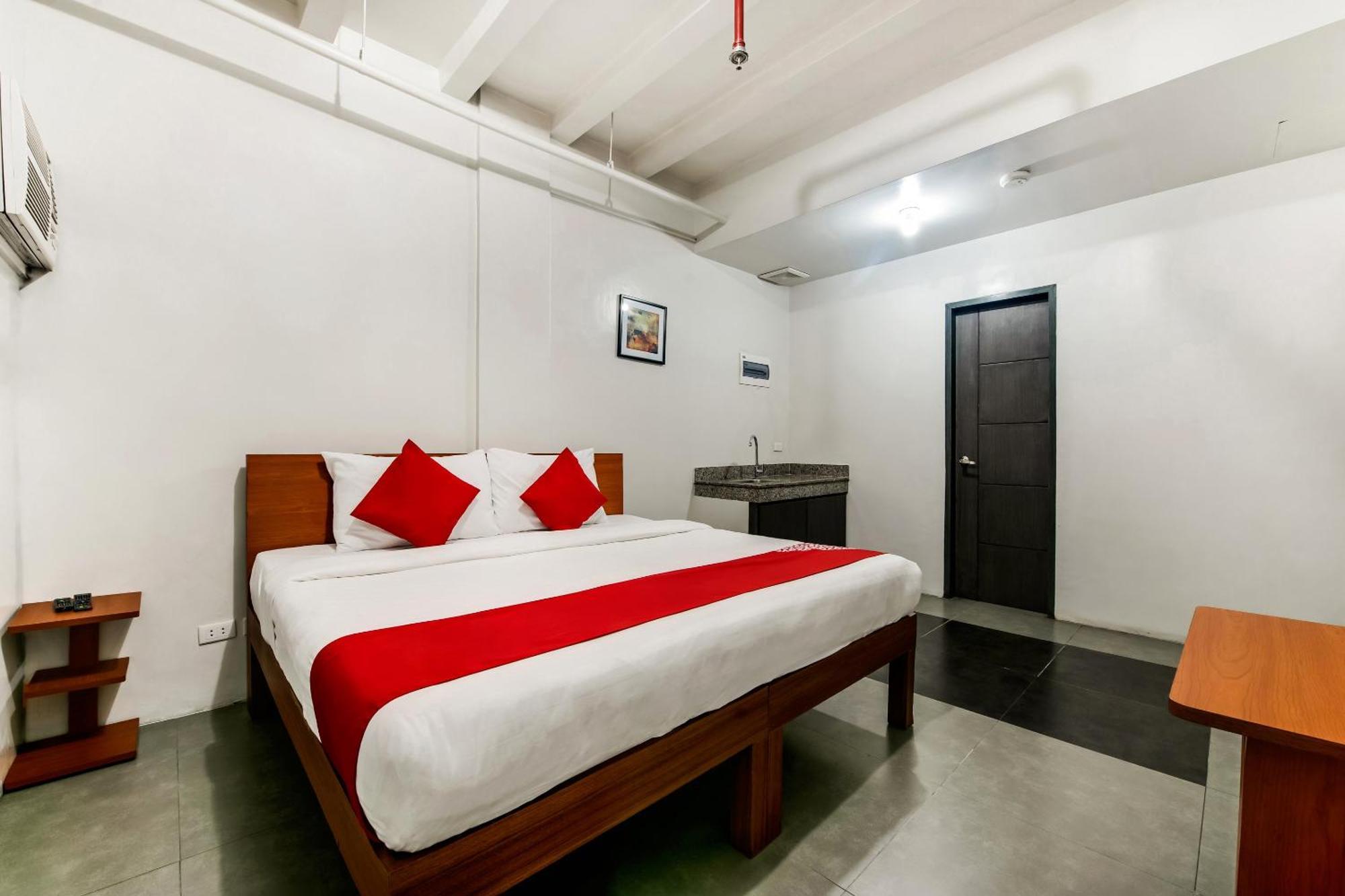 Oyo 136 Regal Residences เกซอนซิตี้ ภายนอก รูปภาพ