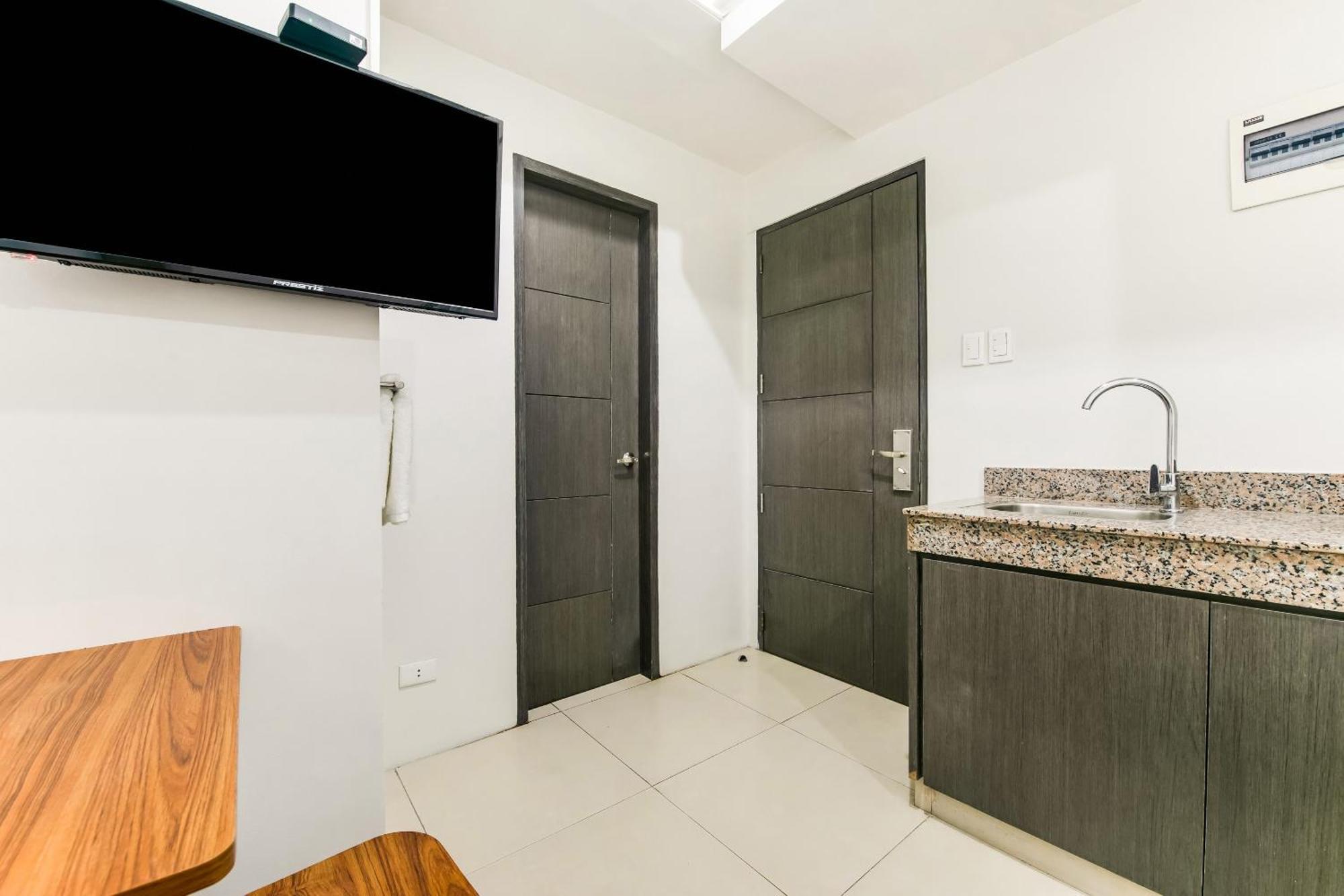 Oyo 136 Regal Residences เกซอนซิตี้ ภายนอก รูปภาพ