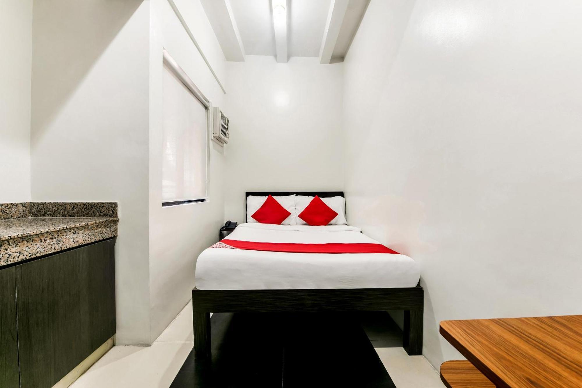 Oyo 136 Regal Residences เกซอนซิตี้ ภายนอก รูปภาพ